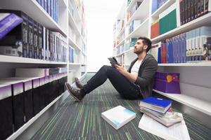 étude des étudiants à la bibliothèque de l'école photo