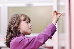 écolière heureuse sur les cours de mathématiques photo