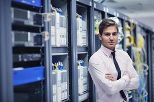 jeune ingénieur informatique dans la salle des serveurs du centre de données photo