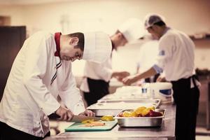 chef coupant des légumes frais et délicieux photo