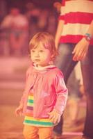 petite fille qui danse dans la discothèque pour enfants photo