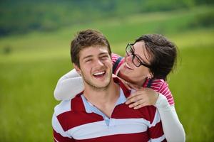 romantique jeune couple amoureux ensemble en plein air photo