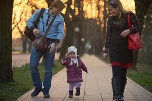 jeune couple enceinte s'amuser et se détendre photo