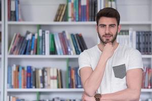 étude des étudiants à la bibliothèque de l'école photo