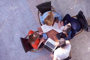 groupe d'étudiants travaillant ensemble sur un projet d'école photo