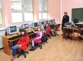 éducation informatique avec les enfants à l'école photo