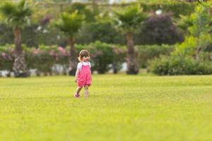 petite fille passe du temps dans le jardin photo