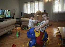 petit enfant jouant avec sa soeur à la maison photo