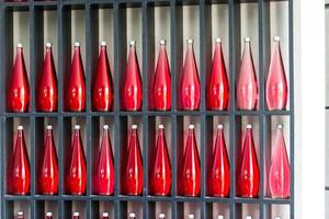 bouteilles de jus de fruits rouges dans un restaurant moderne photo