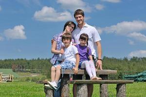 heureuse jeune famille s'amuser à l'extérieur photo