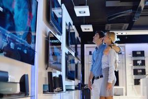 les gens achètent dans un magasin d'électronique grand public photo