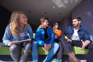 groupe d'étudiants debout ensemble en équipe photo