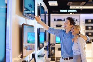 personnes dans un magasin d'électronique photo