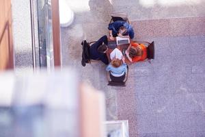 groupe d'étudiants travaillant ensemble sur un projet d'école photo