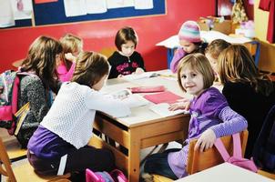 groupe d'enfants heureux à l'école photo