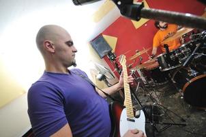 un groupe de musique s'entraîne dans un garage photo