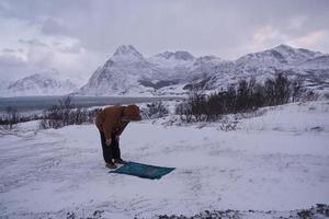 voyageur musulman priant dans une froide journée d'hiver enneigée photo