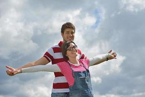 romantique jeune couple amoureux ensemble en plein air photo