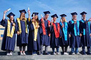 groupe d'étudiants jeunes diplômés photo