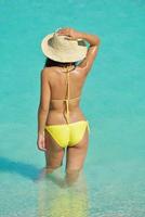 jolie femme se reposant sur la plage tropicale photo
