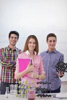 groupe d'adolescents heureux à l'école photo