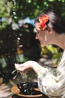 éclabousser de l'eau douce sur les mains de la femme photo