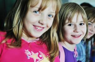 groupe d'enfants heureux à l'école photo