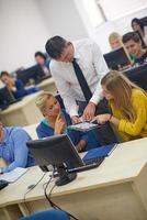 étudiants avec enseignant dans la classe de laboratoire informatique photo