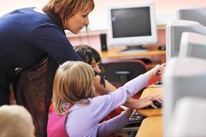 éducation informatique avec les enfants à l'école photo