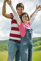 portrait de jeune couple romantique souriant ensemble en plein air photo