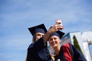 groupe d'étudiants diplômés faisant selfie photo