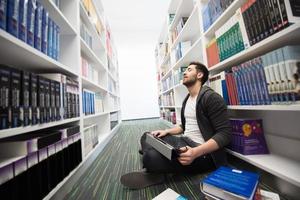 étude des étudiants à la bibliothèque de l'école photo