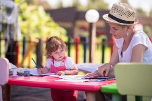 maman et petite fille dessinant des images colorées photo