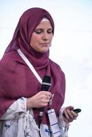 femme d'affaires musulmane faisant des présentations dans la salle de conférence photo