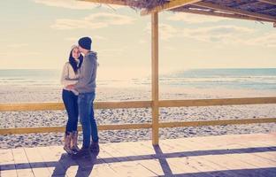 couple discutant et s'amusant au bar de la plage photo