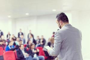 homme d'affaires donnant des présentations dans la salle de conférence photo