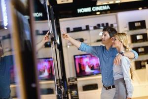 personnes dans un magasin d'électronique photo