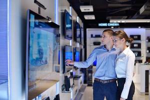 personnes dans un magasin d'électronique photo