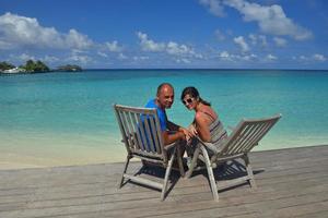 heureux jeune couple s'amuser sur la plage photo