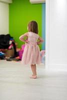 portrait de petite fille mignonne jouant à la maison photo