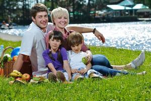 famille heureuse jouant ensemble dans un pique-nique à l'extérieur photo