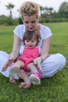 mère et petite fille jouant dans la cour photo