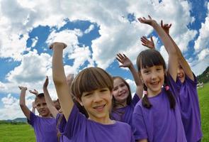 groupe d'enfants heureux s'amuser dans la nature photo