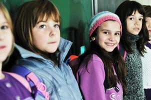 groupe d'enfants heureux à l'école photo