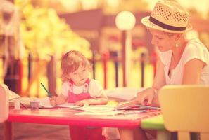 maman et petite fille dessinant des images colorées photo