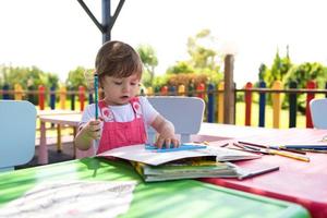 petite fille dessinant des images colorées photo