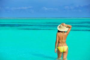 belle femme se détendre sur la plage tropicale photo