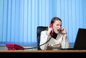 .jeune femme d'affaires travaillant sur un ordinateur portable au bureau. photo