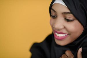 femme musulmane africaine avec un beau sourire prend un selfie avec un téléphone portable photo