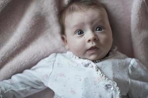 heureux nouveau-né petit bébé souriant photo